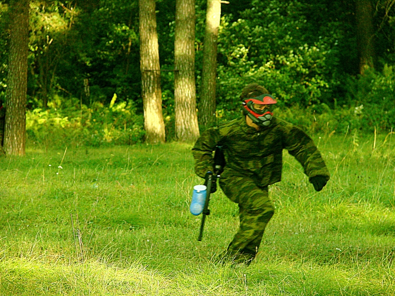 Пейнтбол картинки. Поле для пейнтбола. Удар пейнтбольным шариком. Paintballing photo.