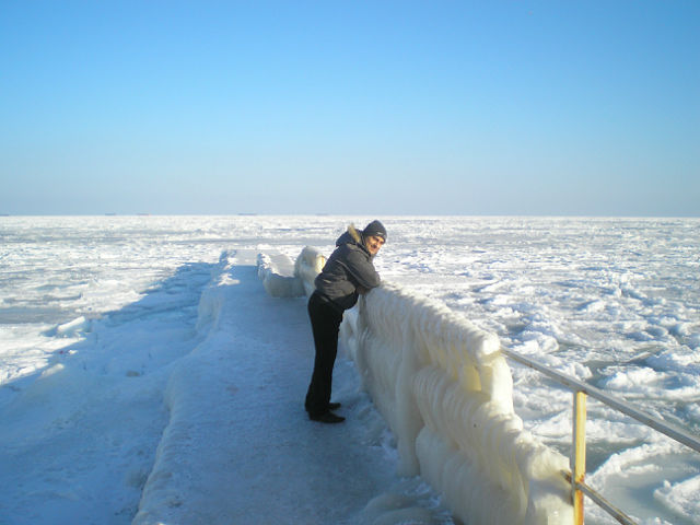 Сочи замерзло море. Одесса черное море замерзло. Замерзшее море в Одессе. Замерзшее море Вилли Отрада. Замерзшее море Феодосия.