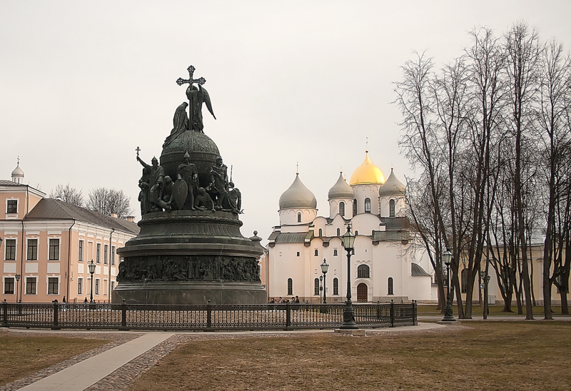 Памятники великого новгорода фото и описание Великий Новгород - Софийский собор и Памятник 1000-летию России утром на Sibnet