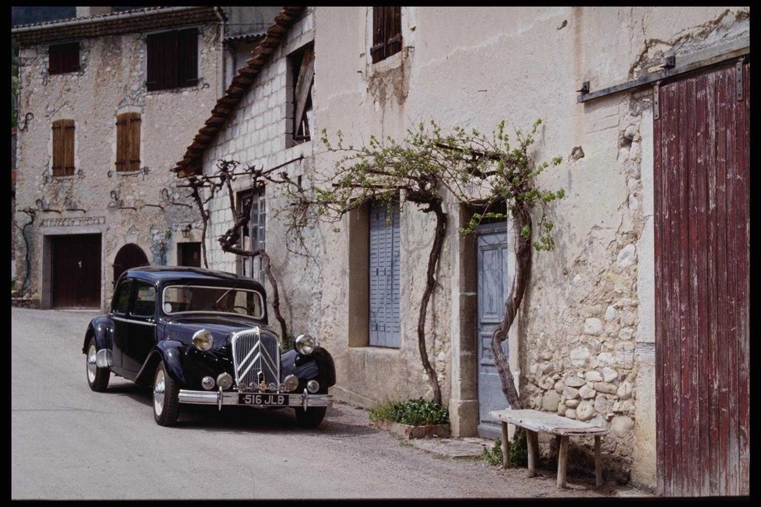 Pic source. Авто фото на стену. Схема вышивки Golden Kite 306 car and House. Radiocat.jpg и Schtirlitz.jpg. Citroen 15 Six Jandamerie.