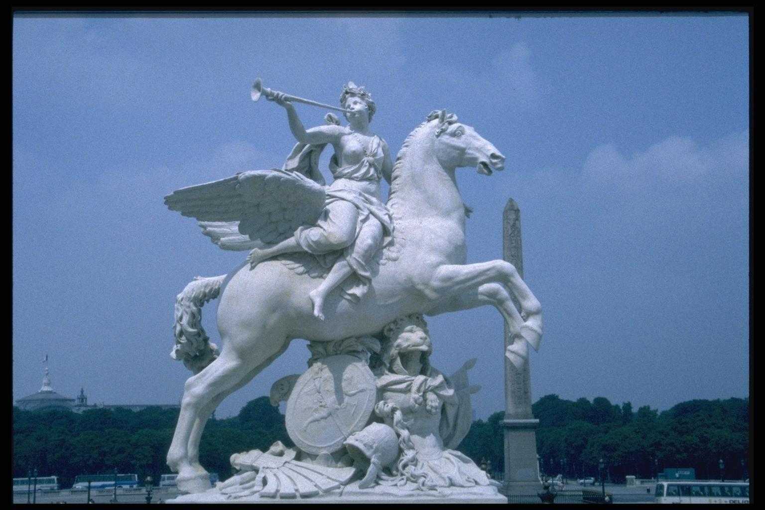 Наездник пегаса сканворд. Скульптура на коне. Памятник всадник на коне. Пегас скульптура. Статуя лошади с крыльями.