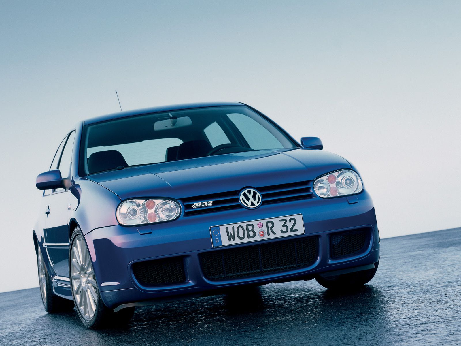 Vw golf 4. Golf 4 r32. VW Golf r32. VW Golf 4 r32. VW Golf r32 2003.