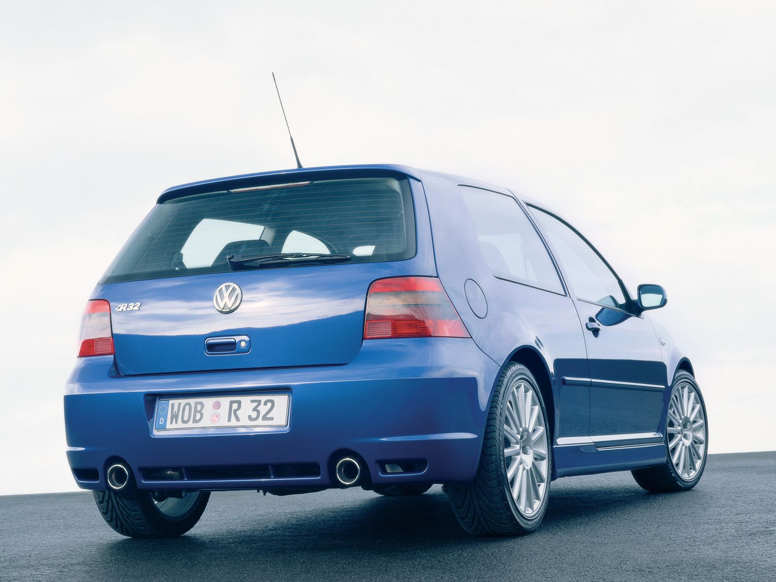 Golf r32. VW Golf 4 r. Golf IV r32. Фольксваген гольф 4 r32. Volkswagen Golf 4 хэтчбек.