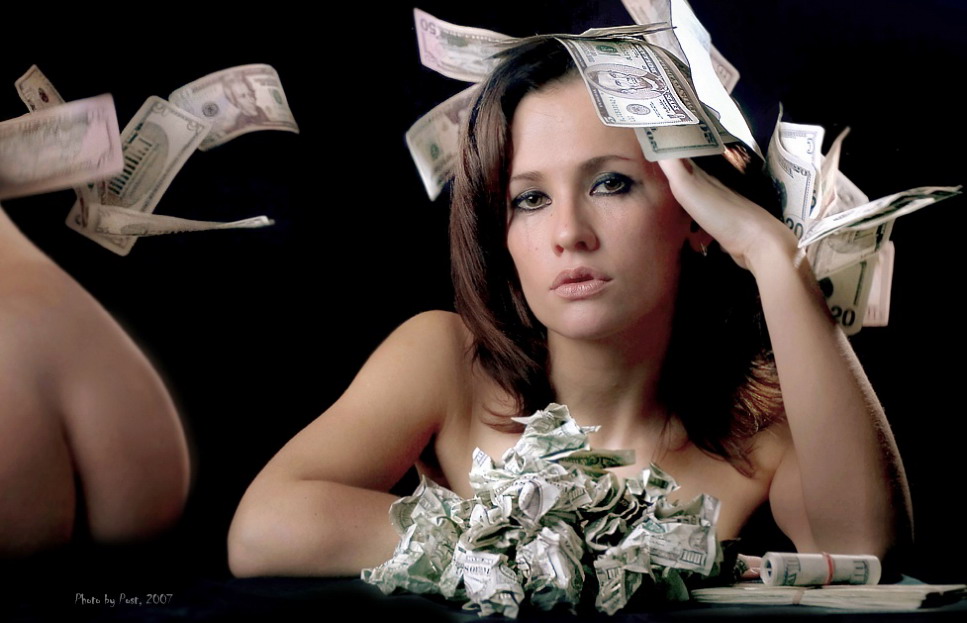 Русские изменяют за деньги. Деньги художественное фото. Девушка меняет деньги. Руки деньги художественное фото.