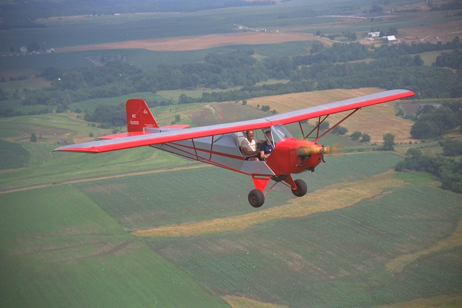 Очень легкий самолет. Красный кукурузник самолет. Красный самолет. Старые самолеты. Полет на кукурузнике.