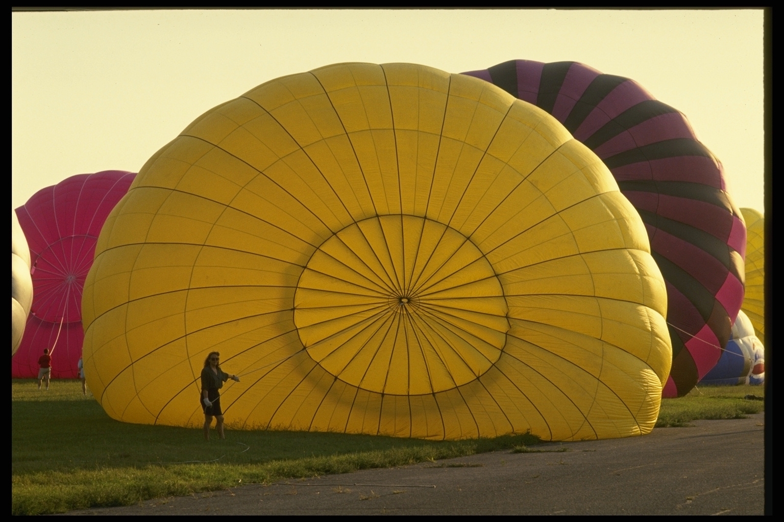 Воздушный шар клип. На большом воздушном шаре. Самый большой воздушный шар в мире. Ёлка на большом воздушном шаре. Пазл "воздушный шар".