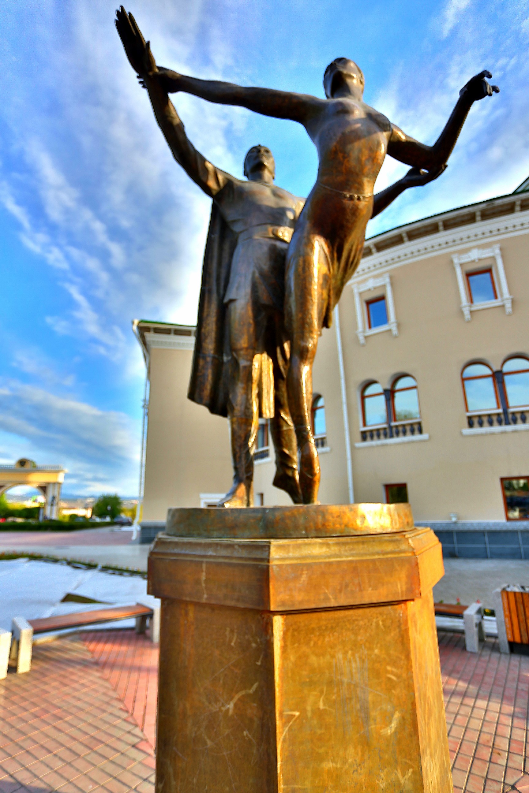 Памятники улан удэ фото. Памятники города Улан Удэ. Статуя Улан Удэ город. Главная достопримечательность Улан-Удэ. Памятник возле театра оперы и балета Улан-Удэ.