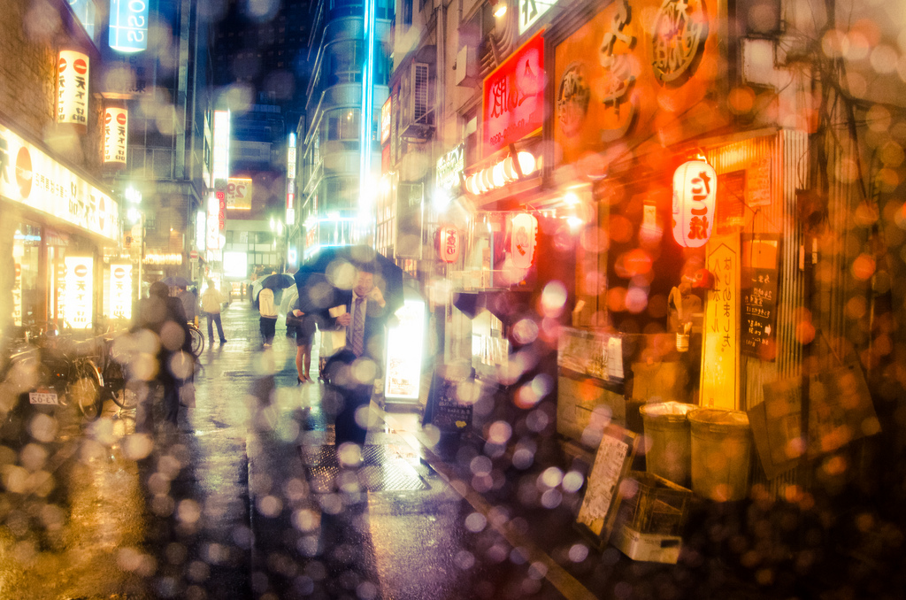 Фото Токио с размытием. Картинка Токио размытое для презентации. Тока бока зонт. Фоны для твиттера Japan Rain.